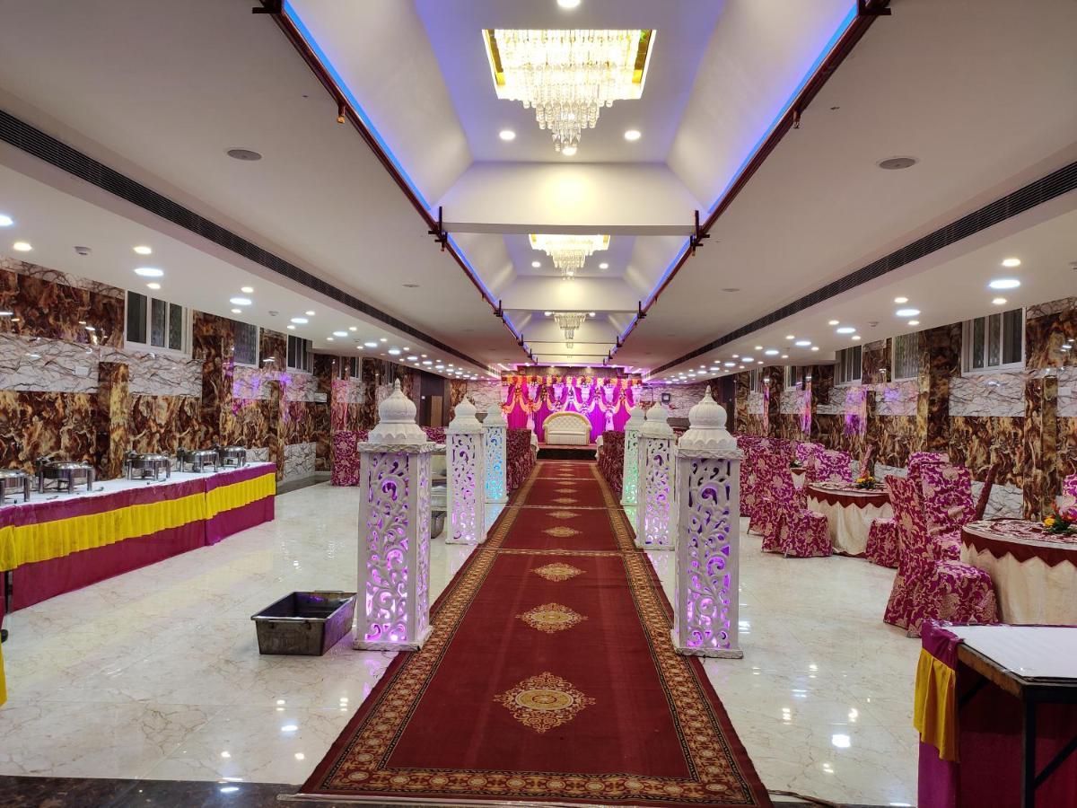 Maple Delite Hotel Lucknow Buitenkant foto