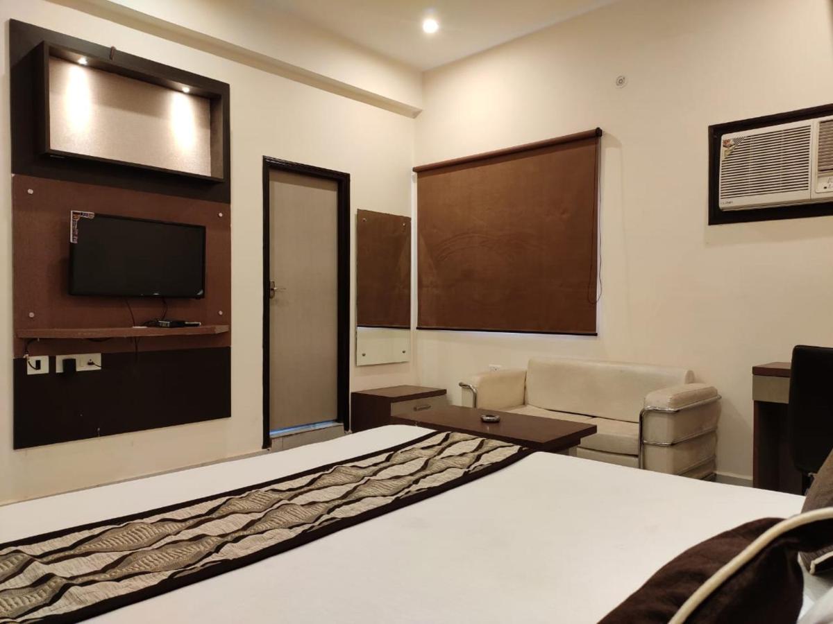 Maple Delite Hotel Lucknow Buitenkant foto