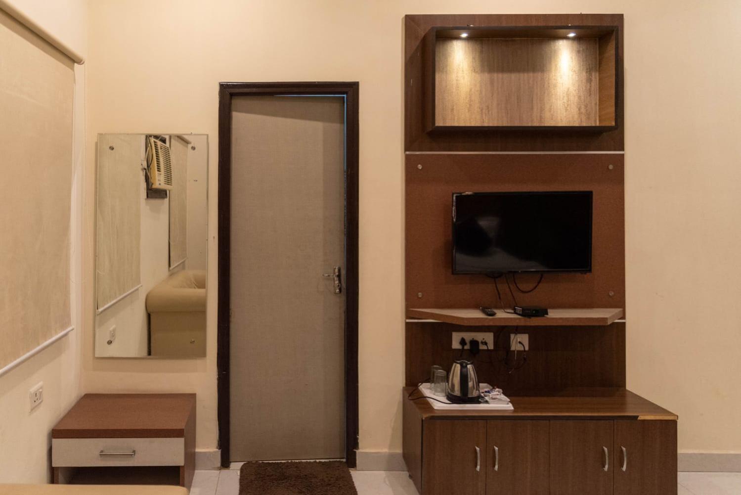 Maple Delite Hotel Lucknow Buitenkant foto