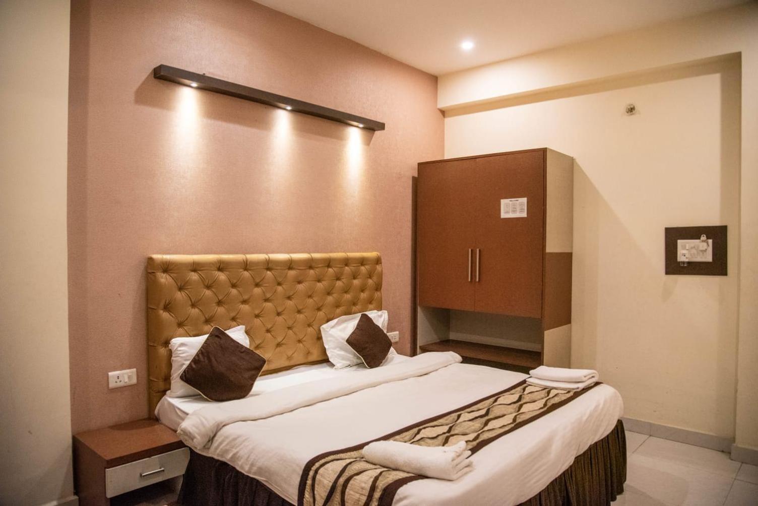 Maple Delite Hotel Lucknow Buitenkant foto