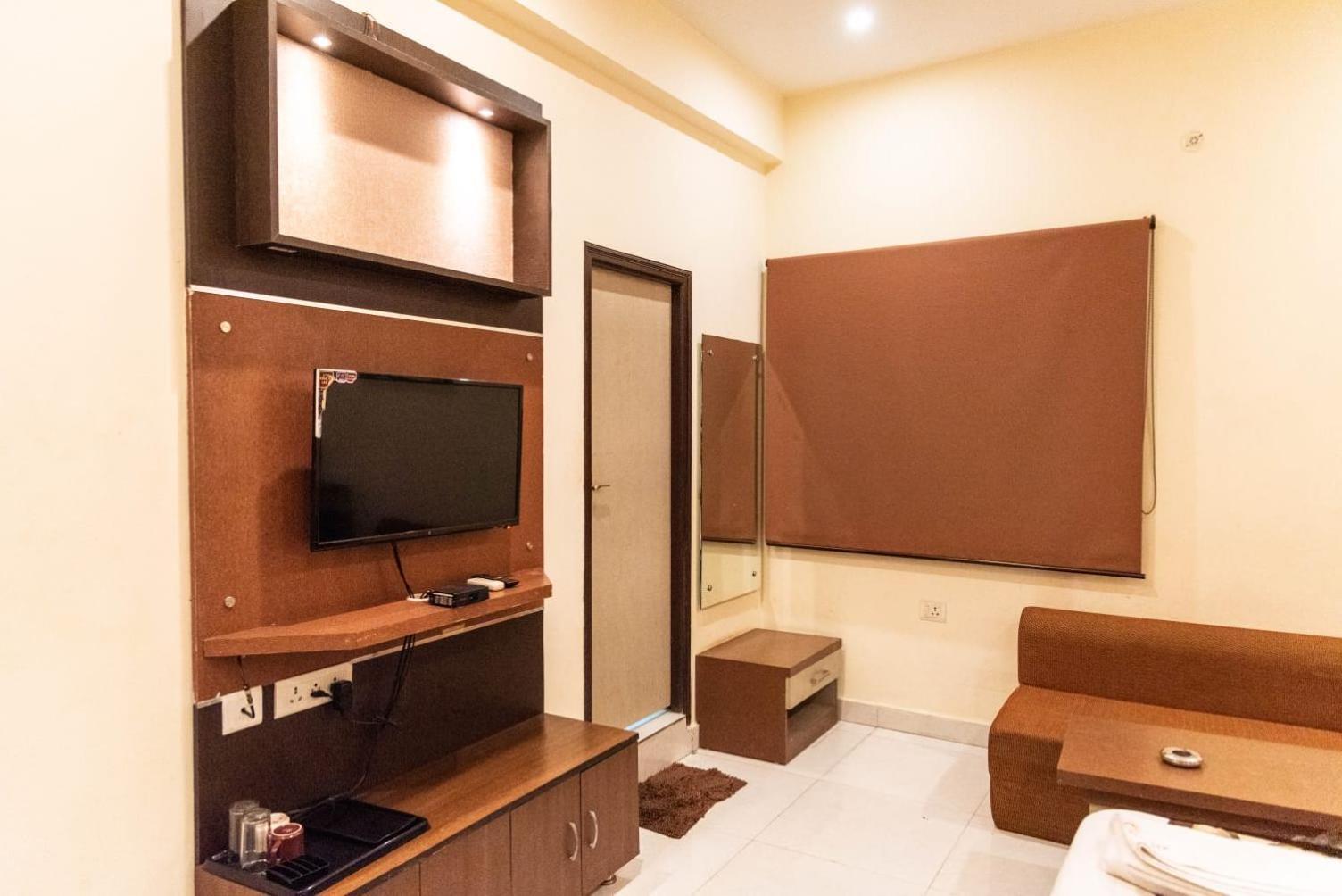 Maple Delite Hotel Lucknow Buitenkant foto