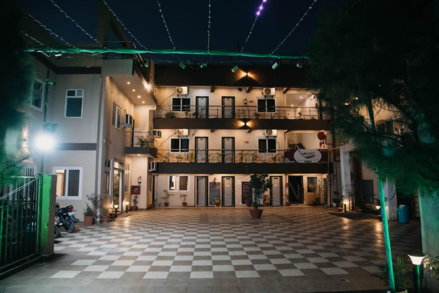 Maple Delite Hotel Lucknow Buitenkant foto